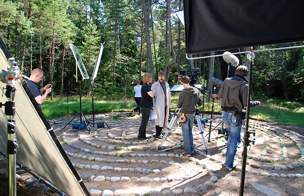 Labürindiretke sooritatakse üksi, häirimatus keskkonnas. Nagu 2012. aasta fotolt näha, on siin tegu mitme üleastumisega. Tegu on siiski erandliku olukorraga - mängufilmi "Üleastumine" võtetega