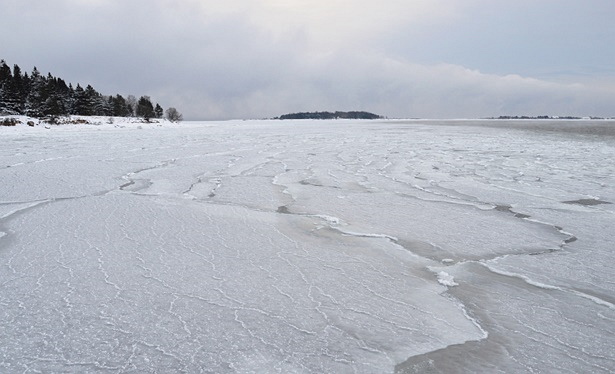 9. jaanuaril tehtud fotol on jääkate alles kujunemisjärgus. Foto keskel Kräsuli saar, sellest vasakul Aegna, paremal jupike Viimsi poolsaarest